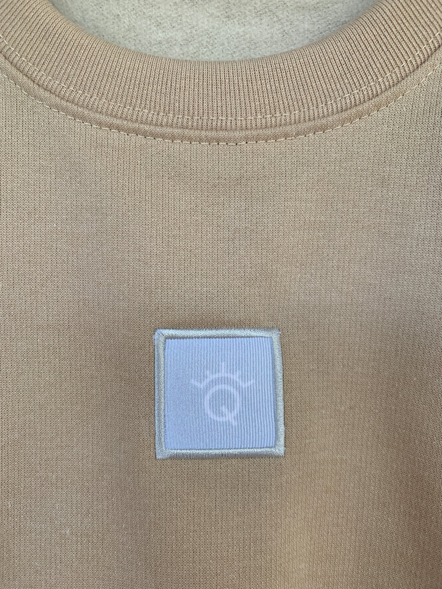 SUÉTER CREW NECK ALMENDRA