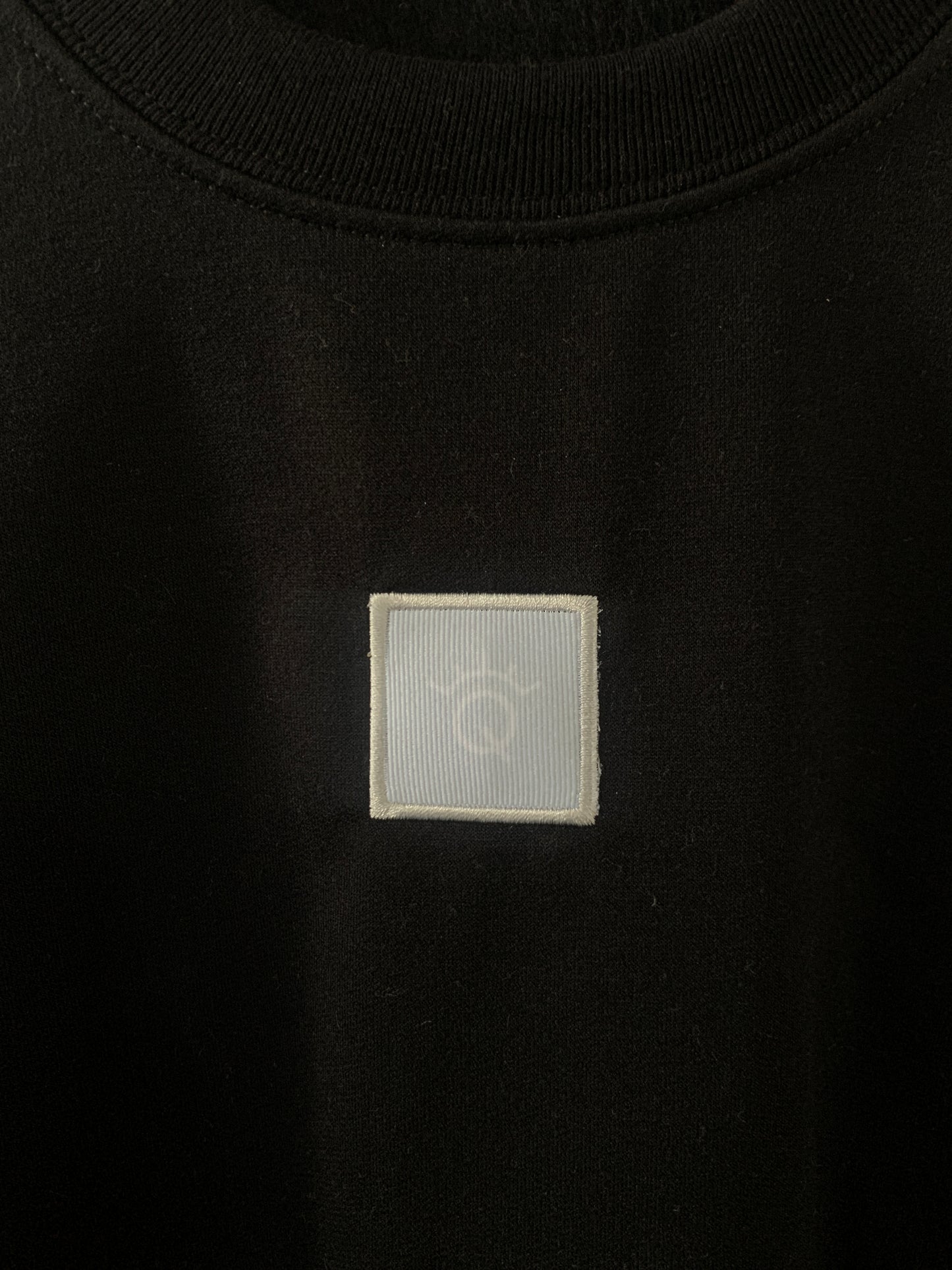 SUÉTER CREW NECK NEGRO